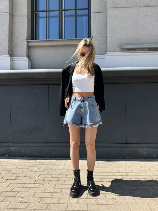 FRAY DENIM SHORTS